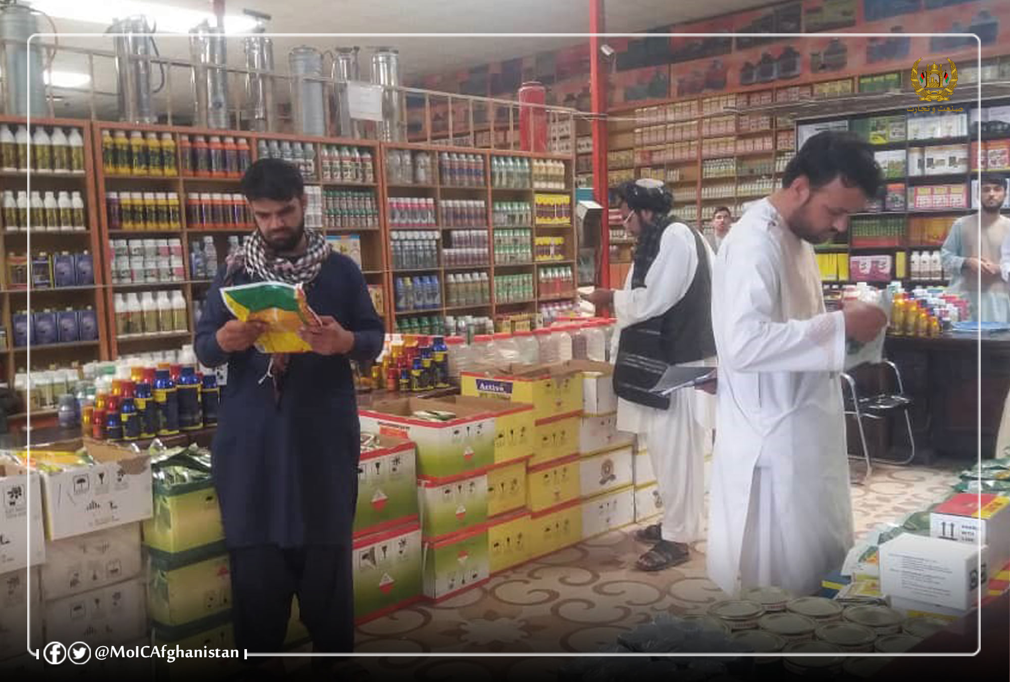 Inspecting the market situation in Kandahar province